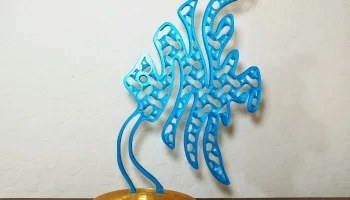 Скульптура рыбы цвета индиго