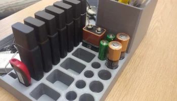 Настольный органайзер с аккумулятором и разъемами USB 4