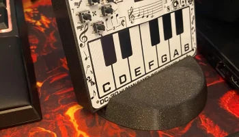 Чехол и подставка для значка Defcon 30 Чехол и подставка для значка Defcon 30