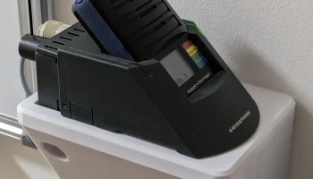 Настенное крепление для зарядной станции SWISSPHONE Quat... Настенное крепление для зарядной станции SWISSPHONE Quat...