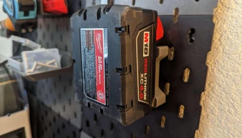 Крепление для аккумуляторной батареи Milwaukee M18 (с за... Крепление для аккумуляторной батареи Milwaukee M18 (с за...