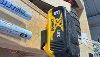 держатель батареи dewalt 20 В