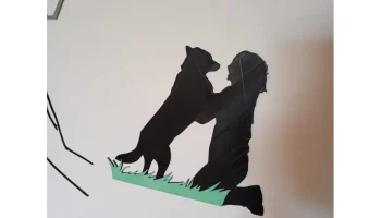 Настенное искусство силуэта девушки и собаки / Arte de P...