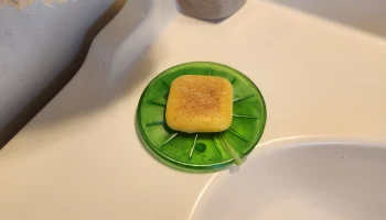 Мыльница Lily Pad, которая сливает воду