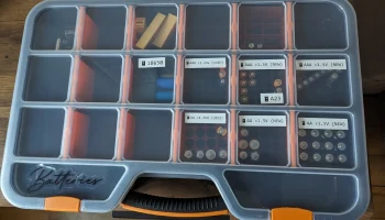 Слоты для батареек в органайзере для инструментов KINGMANN 1