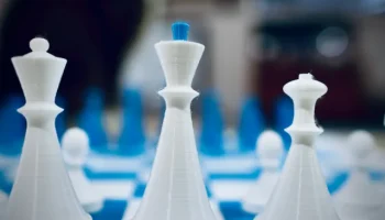 Магнитные шахматные фигуры с доской......... Магнитные шахматные фигуры с доской.........