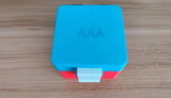 AAA, батарейный отсек на петлях PIP 1