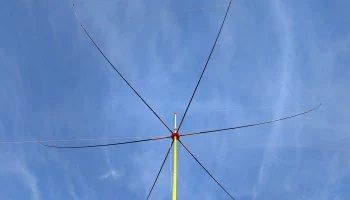 Портативная шестилучевая антенна с использованием удочек...