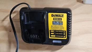 Крепления для зарядных устройств Dewalt