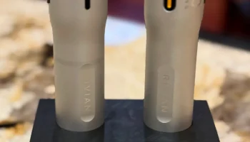 Rivian Дуальный Настольный Зарядник Фонарей 1