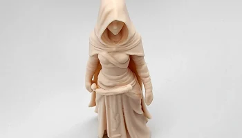 Миниатюрная фигурка женщины-убийцы в капюшоне 3
