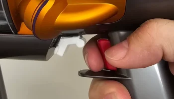 Блокировка триггера Dyson V15 2