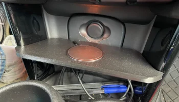 Беспроводная зарядная панель Magsafe на центральной консо...