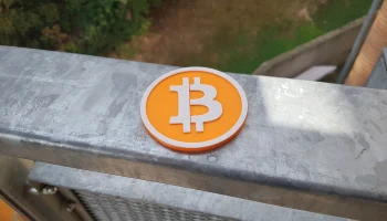 Магнит с логотипом биткойна 3