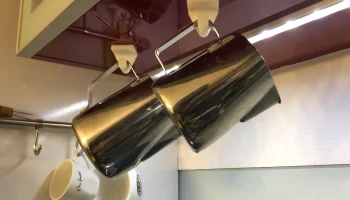 Простой держатель для молочника 2