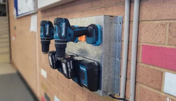 Крепления/держатели для аккумуляторов и дрелей Makita 18... 3