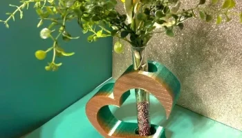 Абстрактная ваза для пробирок с сердцем......