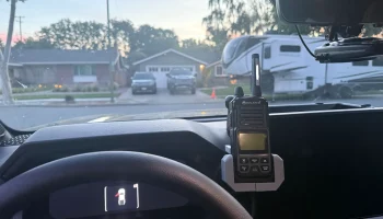Крепление для автомобильного зарядного устройства Midlan... Крепление для автомобильного зарядного устройства Midlan...