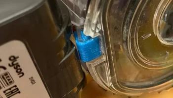 Зажим для пылесборника Dyson SV03 2