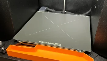 Продувочный очиститель/корзина Prusa CORE ONE с магнитами... Продувочный очиститель/корзина Prusa CORE ONE с магнитами...