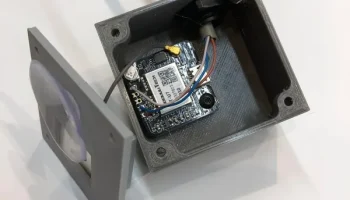 Корпус GPS-модуля с креплением к окну (антенна 25x25 мм)...