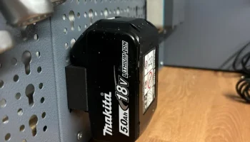 Makita 18V Akkuhalter f&uuml;r K&uuml;pper Lochwand - Держатель ак... 2