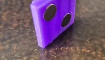 Крючок для ключей с отверстиями для двух магнитов 8x3 мм.... 1