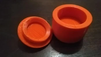 Открывалка для бутылок и небольшой контейнер... 1