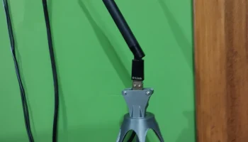 Крепление USB-удлинителя/крепление антенны WiFi...