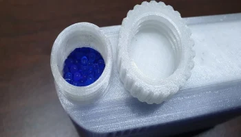 Контейнер для осушителя с завинчивающейся крышкой...... 1