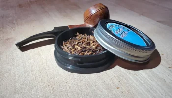 Дорожный контейнер для табака с шариковой банкой и винтов...