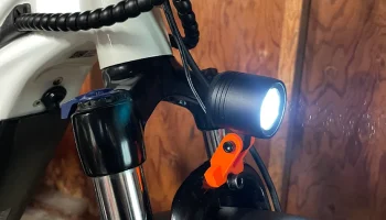 Крепление вилки для переднего фонаря Aventon Level 2