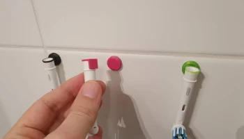 Зарядное устройство Oral-B и держатель зубной щетки......... 3