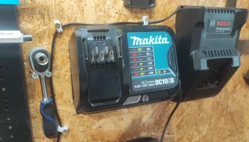 Зарядное устройство Makita DC10SA и настенное крепление ... 4