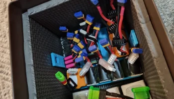 Маленький держатель для батареек Lipo, помещающийся в ящи... 1