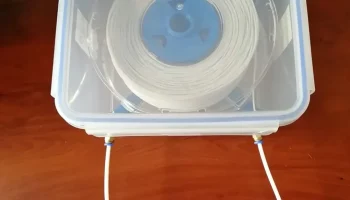 Храните и используйте герметичный контейнер с нитью....