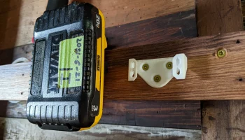 Кронштейн аккумулятора DeWalt 2