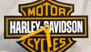 Циферблат с логотипом Harley Davidson и корпусом встроен...