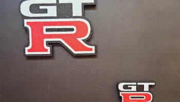 Магнит на холодильник с логотипом Nissan GTR......