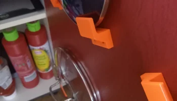 Держатель крышки кастрюли на дверце шкафа Держатель крышки кастрюли на дверце шкафа
