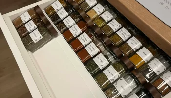 Органайзер на кухонный ящик для баночек для специй.