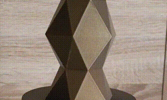 Ваза с геометрическим низкополигональным узором......
