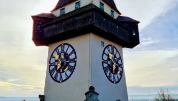 Настенные часы на башне с часами в Граце 1