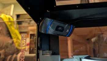 Крепление для веб-камеры Prusa Core One для Logitech C910...