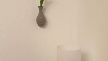Низкополигональная одиночная ваза для цветов на стену......
