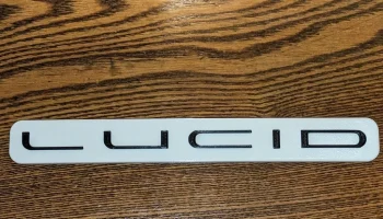 Магнит на холодильник с логотипом Lucid Motors...