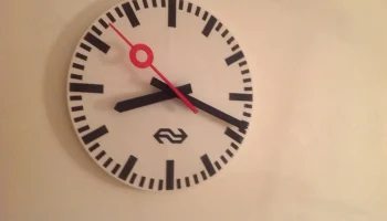 Железнодорожные часы с поворотом, в стиле швейцарских же...