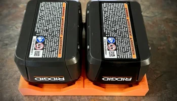 RIDGID Tools Двойной наклонный держатель для батарей 18 В
