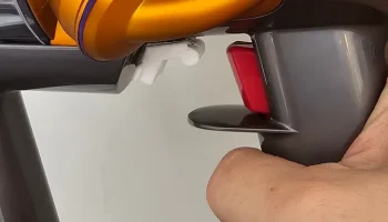 Блокировка триггера Dyson V15 1