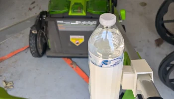 Крепление для держателя бутылки с водой для газонокосило...